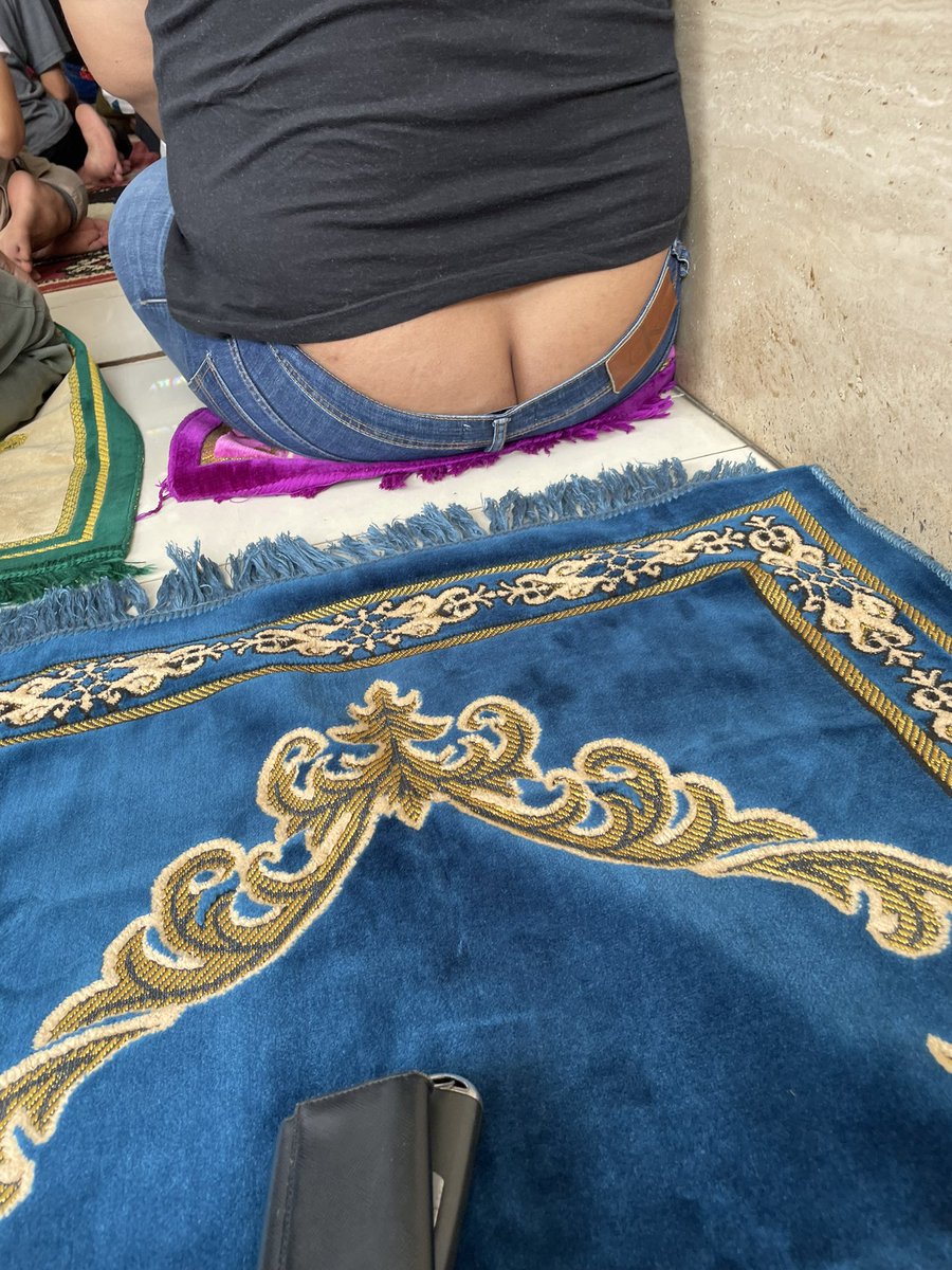 Jumatan hr ini niatku khusuk ya Allah.. tp kenapa sekonyong2 ‘belahan’ ini pede bgt seolah tersenyum ada di depankuuuh? 🤣🤣