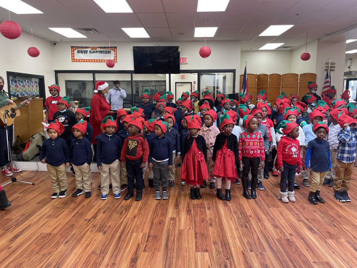 MattahuntBPS's tweet photo. Some of our Haitian Creole Dual Language students and teachers paid a visit to the Haitian Adult Day Health Center. We sang songs and brought some joy for the holiday season🎄🎅🏾🔔🇭🇹
#Mattapan #Boston #HaitianPride https://t.co/W4mT0Dypdl
