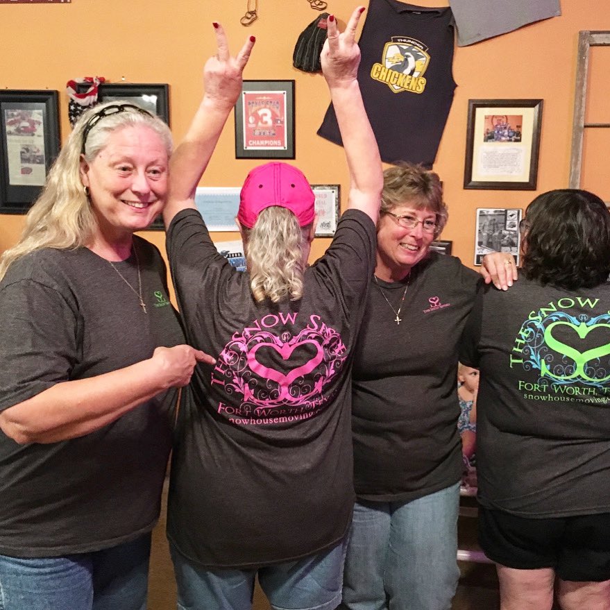 A little #flashbackfriday to season 1 watch party in 2016 at Circle S Catfish.
Seems like yesterday. 

Happy Friday! 

#snowsisterstexas #snowhousemoving #fbf #sisters