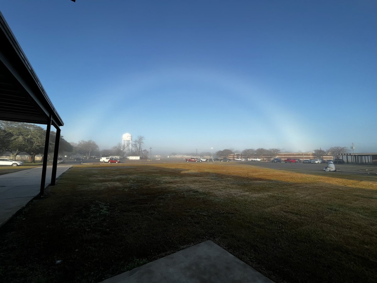 AndrewEDUTX's tweet photo. At the beginning of last semester, I spied a rainbow over @NorthsideAISD. Today, it’s a rare and beautiful fogbow, or white rainbow. 🤍 https://t.co/FRrHIOgUWv