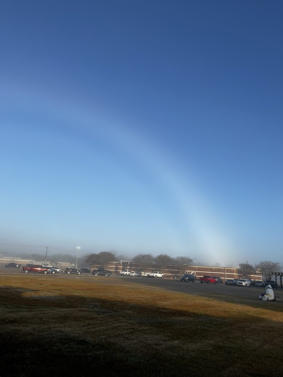 AndrewEDUTX's tweet photo. At the beginning of last semester, I spied a rainbow over @NorthsideAISD. Today, it’s a rare and beautiful fogbow, or white rainbow. 🤍 https://t.co/FRrHIOgUWv