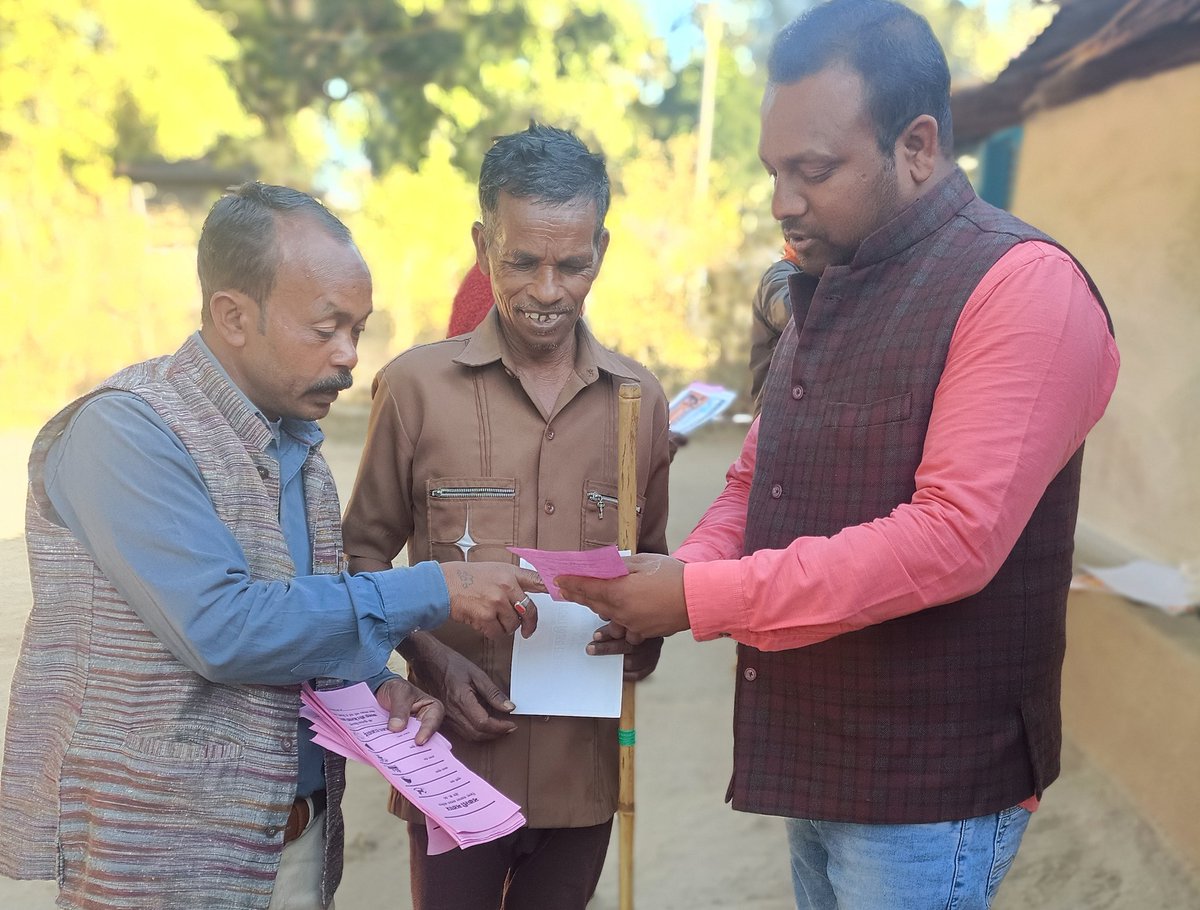 AnchalKishore's tweet photo. आज बांधपारा (चरचा) में जिला पंचायत कोरिया के क्षेत्र क्रमांक 06 की भाजपा समर्थित उम्मीदवार श्रीमती वं��ना विजय राजवाड़े जी के पक्ष में चुनाव चिन्ह "फावड़ा-बेलचा छाप" में भारी मतों से विजयी बनाने के लिए ग्रामवासियों से अपील किया गया। https://t.co/QLNxmaPhul