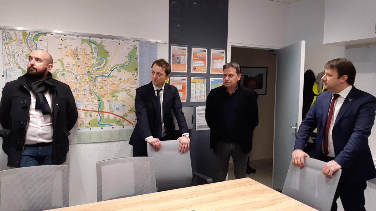 QuimperleVille's tweet photo. Cet après-midi, @LoigCG (président de @regionbretagne) et @MaeldeCalan (président du @finistere_29) sont venus visiter notre Poste de Commandement Communal, quelques jours après les Inondations qui ont touché #Quimperlé. https://t.co/u3gFG8Ic64