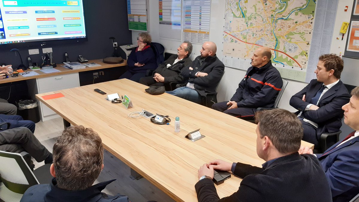 QuimperleVille's tweet photo. Cet après-midi, @LoigCG (président de @regionbretagne) et @MaeldeCalan (président du @finistere_29) sont venus visiter notre Poste de Commandement Communal, quelques jours après les Inondations qui ont touché #Quimperlé. https://t.co/u3gFG8Ic64