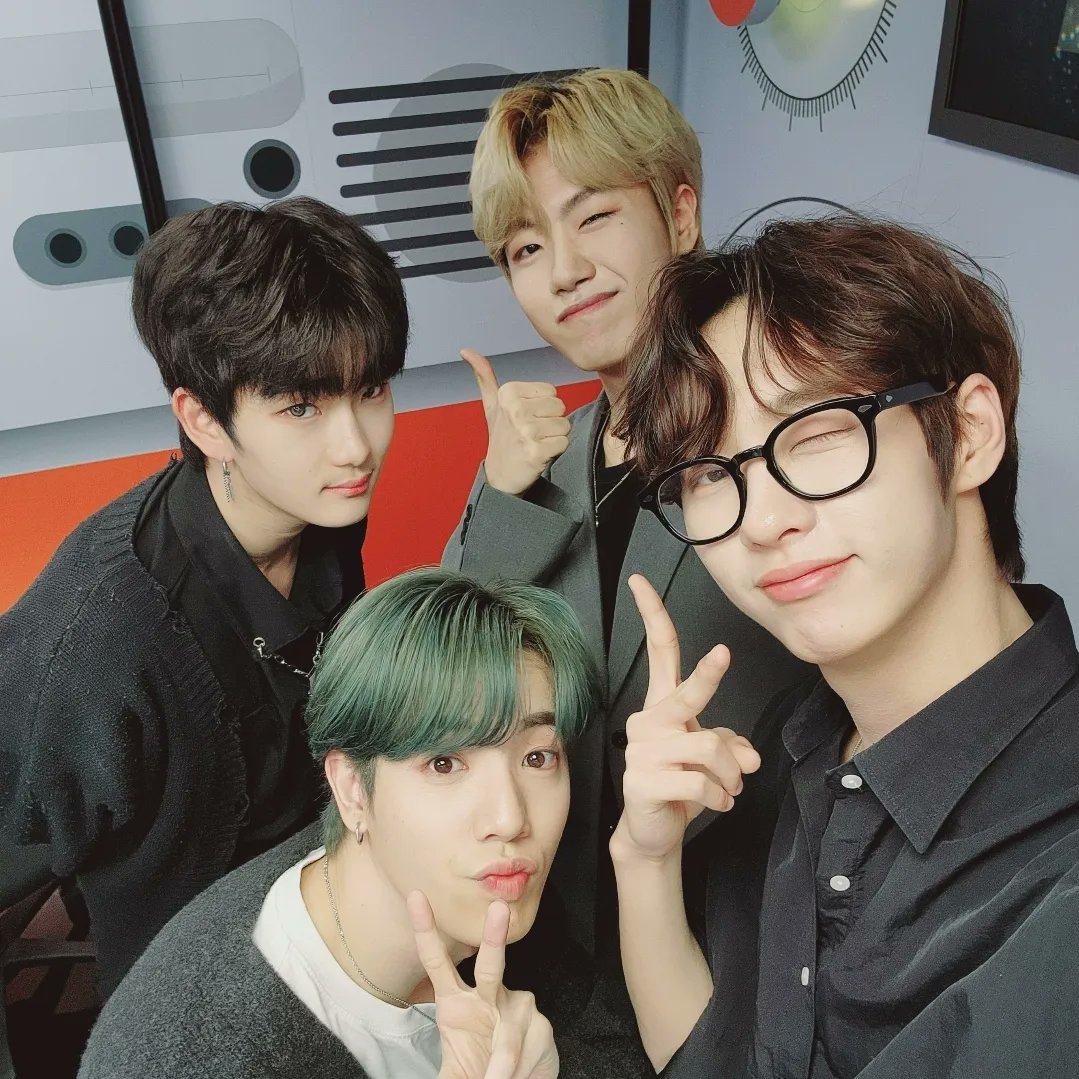 rnus_arirang's tweet photo. #RNUS

1월의 스페셜 DJ🩷
현&amp;희원의 스페~~셜한 방송 다들 재미있으셨죠?
다음주에도 기대해 주세요✨

#박현 #HYUN
#희원 #HUIWON
#카즈타 #KAZUTA
#준혁 #JUNHUEOK
#ARIRANGRADIO #RADIONUS 
#아리랑라디오 #라디온어스 https://t.co/PriRLAopAD