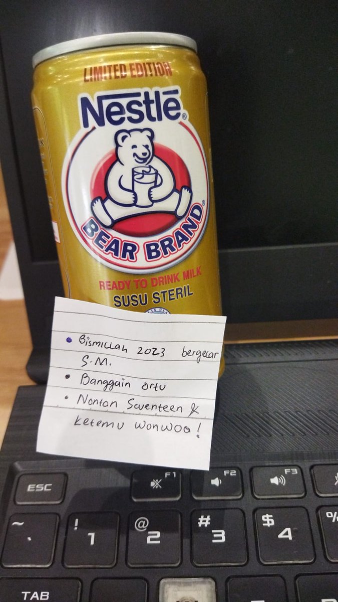 p0nytaaa's tweet photo. @kelvinpranama_ ASLIII, gue jg mau ikutan nulis #MyGoldenResolution di kaleng @bearbrand_id Golden Can Limited Edition. pokoknya tahun ini gue harus udah jadi S.M & udah bisa buat bangga orgtua Aamiin, satu lagi deh semoga 2023 gue bisa nonton Seventeen & ketemu Wonwoo!!! https://t.co/fv7FkaOlWk