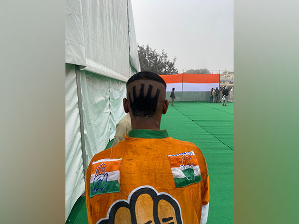 ani_digital's tweet photo. Congress 'hand' symbol hairstyle, costume grab attention in Bharat Jodo Yatra
Read @ANI Story | https://t.co/T1nYrTe2Ca
#Congress #BharatJodoYatra #hairstyle #handsymbol https://t.co/ADGmeBik2n