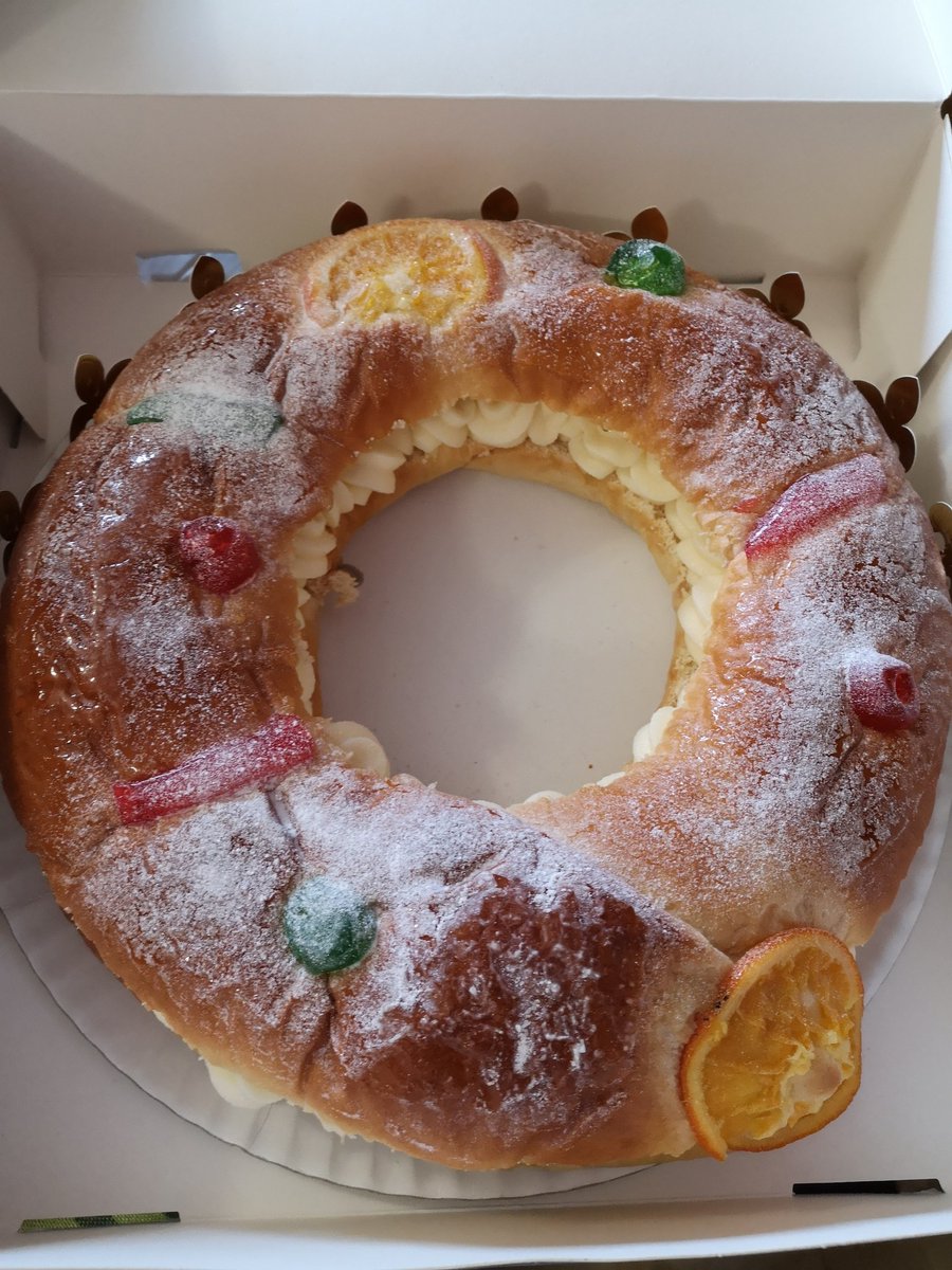 alexusfl's tweet photo. Cut my life into pieces, this is my last roscón 🎵🎶 https://t.co/1qQ7ruQxBq