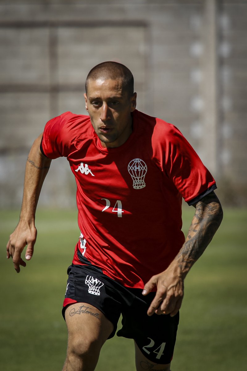 CAHuracan's tweet photo. Ciertos reyes no viajan en camello... ¡Feliz día, Rey! 🤴🏻

#SiempreHuracán
#VamosGlobo https://t.co/jFrEU5qtSH
