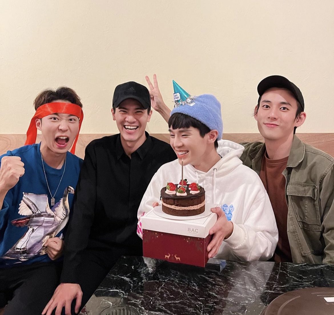 xiangxigu's tweet photo. they changed the trajectory of this pandemic, look how far we've become 😭 https://t.co/sUCiaMB1aW