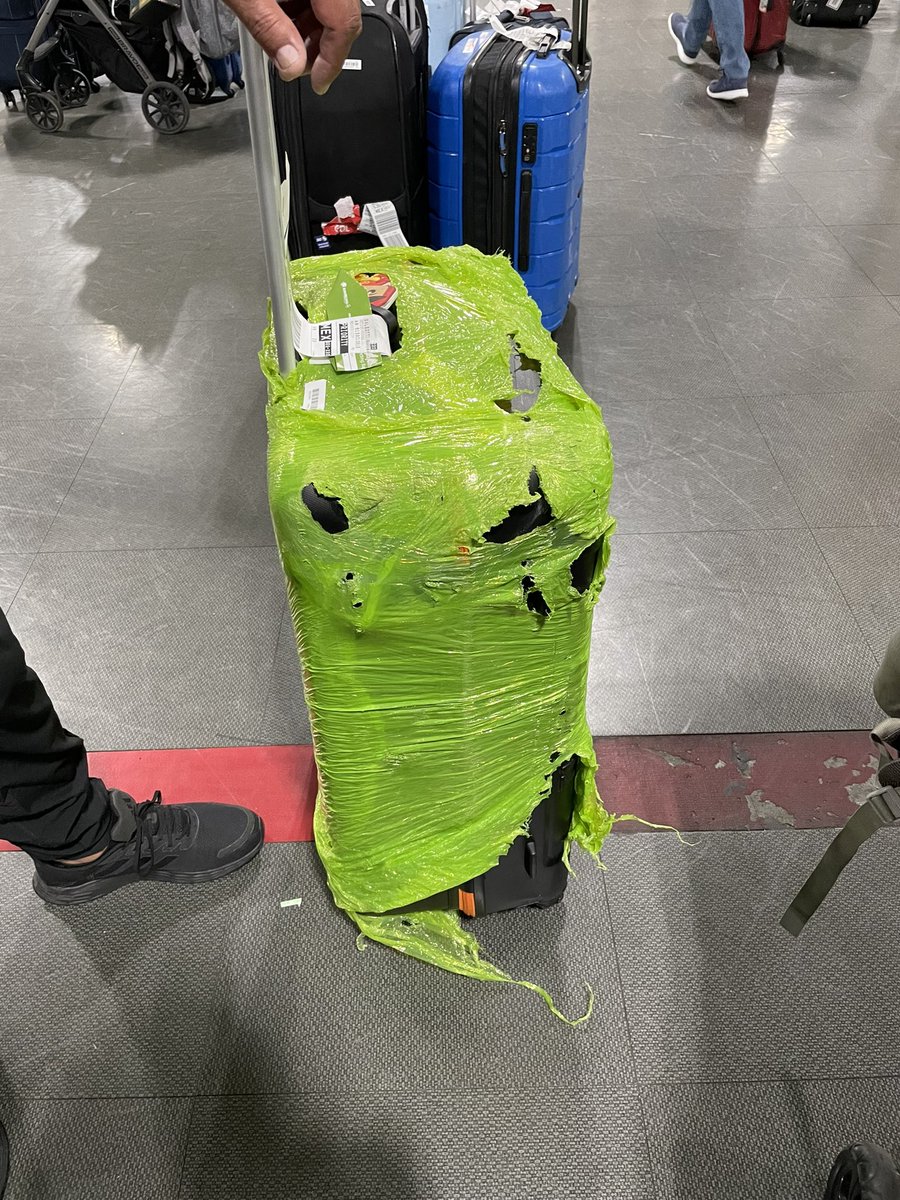 Mi experiencia con <a href="/Aeromexico/">Aeroméxico</a> .La web no funciona y 4 veces me hicieron cargos que aun no terminan de regresarme, no hay sobrecargos suficientes y el servicio es pésimo. Nadie sabe resolver un problema. Y así te regresan el equipaje. Básicamente una basura, y eso que soy premier