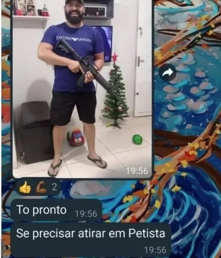 choquei's tweet photo. 🚨ABSURDO: Servidor público de escola divulga foto com fuzil em grupo de WhatsApp e diz: “To pronto, se precisar atirar em petista”. https://t.co/bBHDlvDzP2