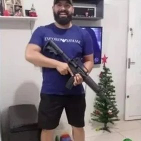 choquei's tweet photo. 🚨ABSURDO: Servidor público de escola divulga foto com fuzil em grupo de WhatsApp e diz: “To pronto, se precisar atirar em petista”. https://t.co/bBHDlvDzP2