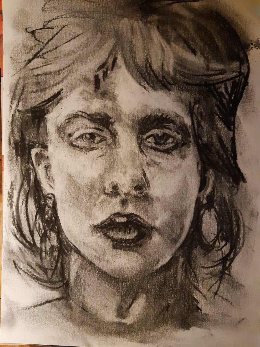 Ik moest nodig weer even tekenen. 2023 is voor portret. En voor meermaals hetzelfde onderwerp. Houtskool is mijn favoriete materiaal. Met inktense potloden (plus water en penseel voor schaduwen). #pyhas22 Inspiratie Olga Furman, Paint your heart and soul 2022 week 50.