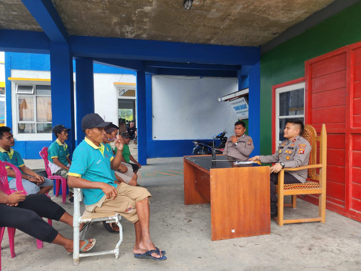 polsekkpg's tweet photo. Jumat curhat oleh kapolsek kawasan pelabuhan gorontalo.mendengar curhatan dari para buruh berkaitan dgn permasalahan yang terjadi di pelabuhan penyeberangan gorontalo https://t.co/xBoUJYTFpw