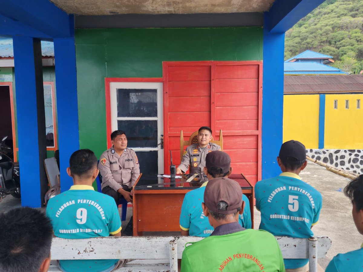 polsekkpg's tweet photo. Jumat curhat oleh kapolsek kawasan pelabuhan gorontalo.mendengar curhatan dari para buruh berkaitan dgn permasalahan yang terjadi di pelabuhan penyeberangan gorontalo https://t.co/xBoUJYTFpw