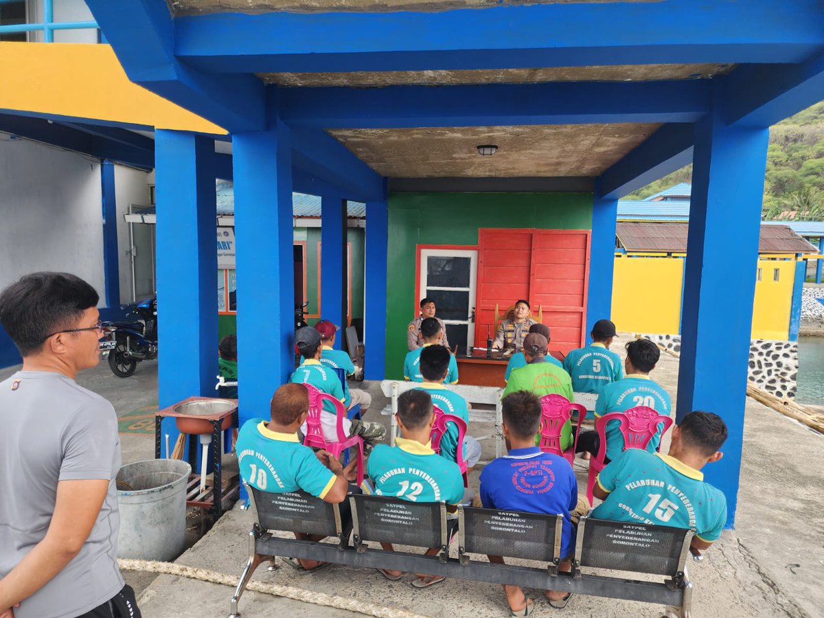 polsekkpg's tweet photo. Jumat curhat oleh kapolsek kawasan pelabuhan gorontalo.mendengar curhatan dari para buruh berkaitan dgn permasalahan yang terjadi di pelabuhan penyeberangan gorontalo https://t.co/xBoUJYTFpw