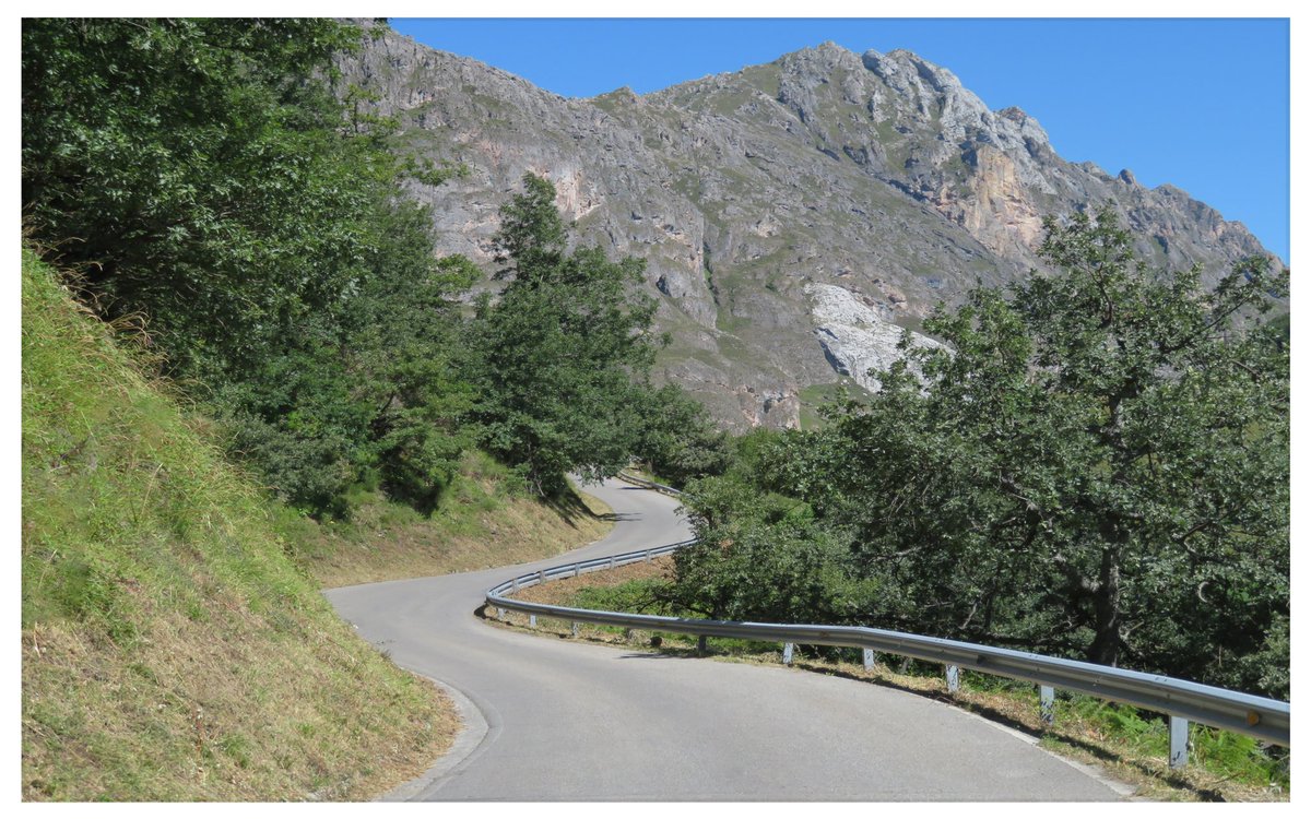 Route 1 - La Farrapona in Somiedo 
#valledelago #somiedo #parquenaturaldesomiedo #tourism #outdoors #biketrip #cyclingtravel #travelphotography #beautifuldestination #luxurytravel #cyclinggoals #adventure #getoutside#holidays #cyclingexperience #asturias 🌍: Valle de Lago