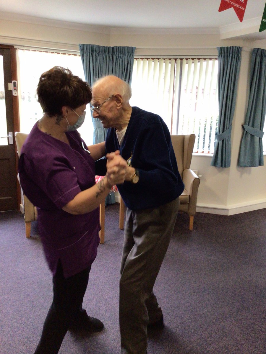 RidingsBanbury's tweet photo. @RidingsBanbury @AnchorLaterLife @anchorzestwell1 #zestzone Having a boogie with the Pom Poms and a sing along for a Thursday morning, staying active ! ๐ค๐๐บ https://t.co/4V0dku7gSC