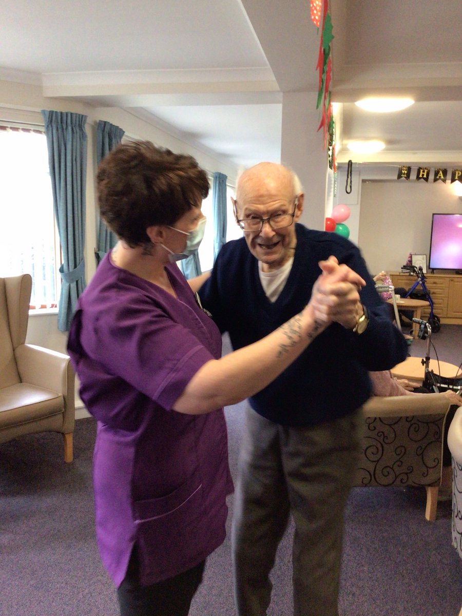 RidingsBanbury's tweet photo. @RidingsBanbury @AnchorLaterLife @anchorzestwell1 #zestzone Having a boogie with the Pom Poms and a sing along for a Thursday morning, staying active ! ๐ค๐๐บ https://t.co/4V0dku7gSC