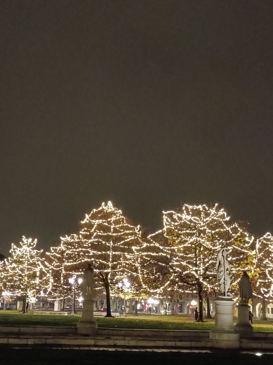 primaveradai's tweet photo. คิดถึง prato della valle ฉาบด้วยแสงไฟ https://t.co/i0kziKt9Ts