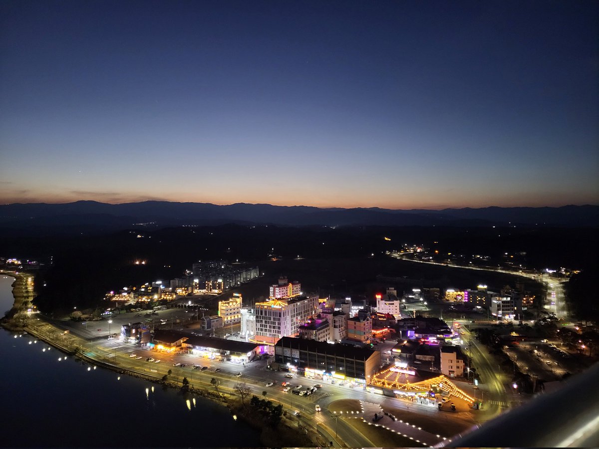 강릉 경포대 경포호수옆
호텔 전망대에서 내려다 본 야경 구경하세요.

youtu.be/HbwLvRxV-tA