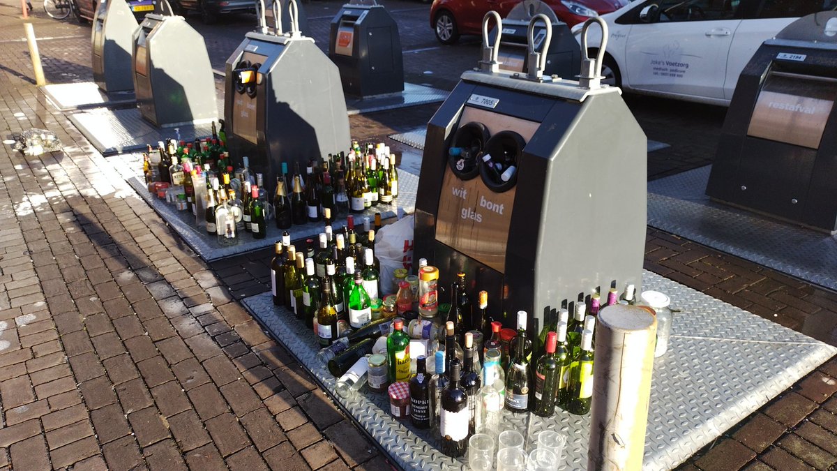 jbouwh's tweet photo. Is er nog ergens een #glasbak in #hardinxveld die niet vol is https://t.co/KsOS3RFZlX