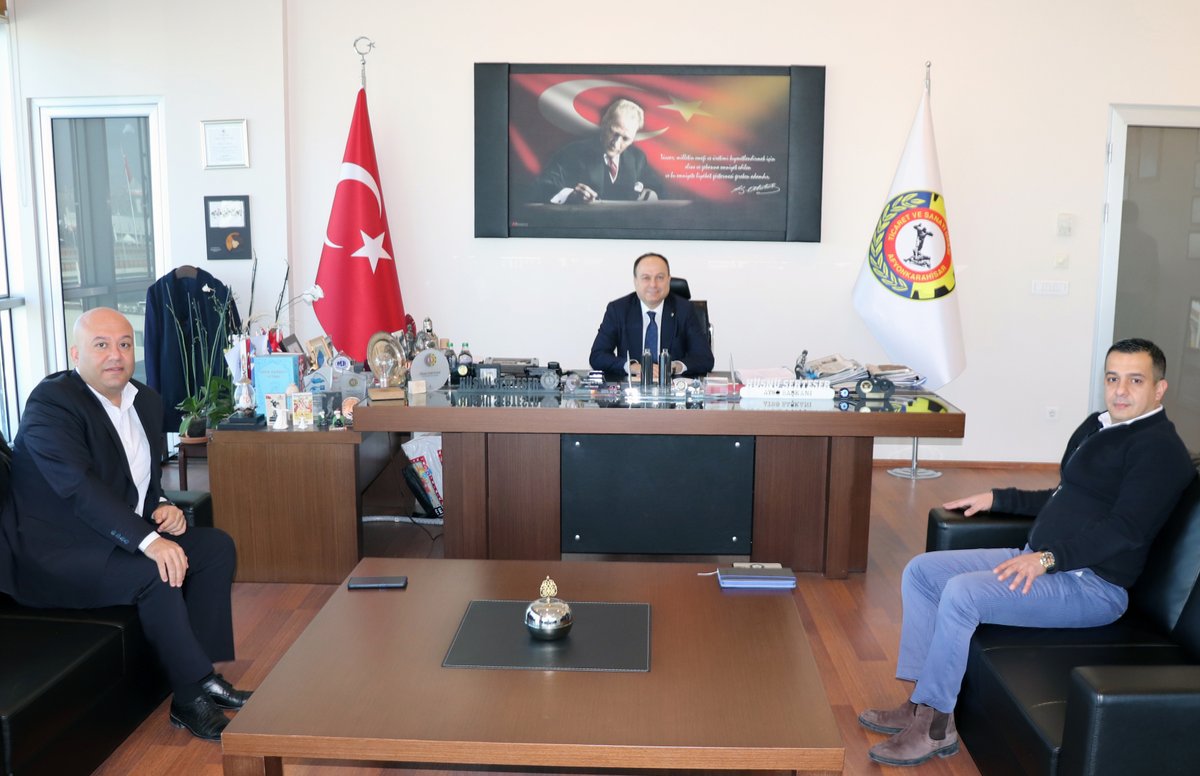 AFYONTSO's tweet photo. Yapı Kredi Bankası Afyonkarahisar Organize Sanayi Bölgesi Şube Müdürü Engin Çevik ve KOBİ Portföy Yönetmeni Utku Demirci, Afyonkarahisar Ticaret ve Sanayi Odası Yönetim Kurulu Başkanı Hüsnü Serteser’i ziyaret etti. @RHisarciklioglu https://t.co/xSvvu6FS2D