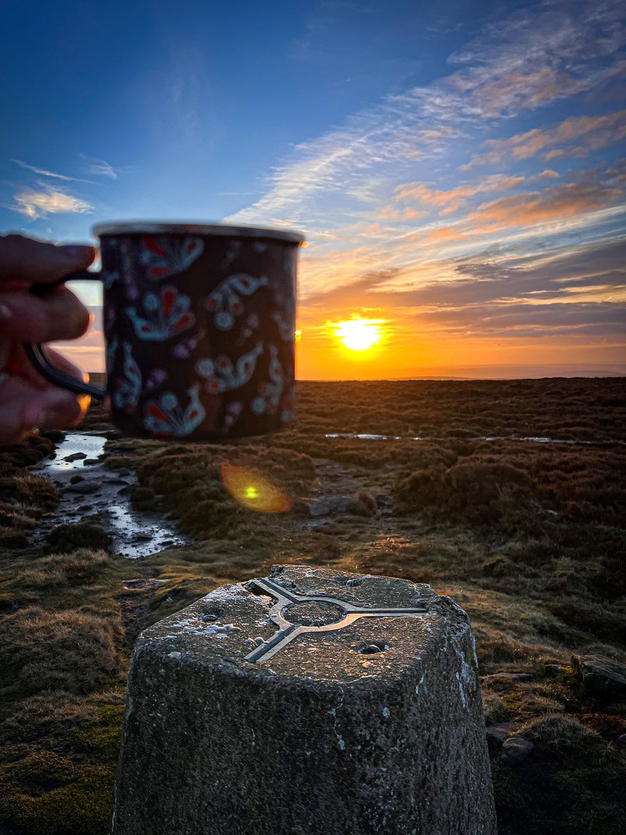 Mornin’ all! 

A sunrise stroll on #ilkleymoor , no better place to drink the first coffee of the day 😍 

#fridaymorning #FridayMotivation @Discover_Ilkley @IlkleyGazette