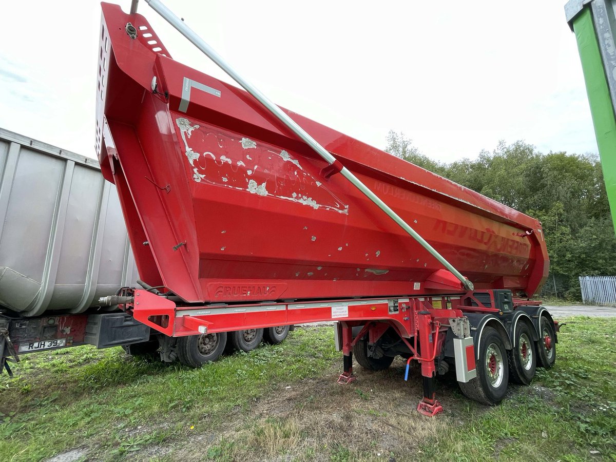 MVCommercial's tweet photo. Upgrade your hauling game with the Fruehauf 8.8m Steel Hardbox Halfpipe Tipping Trailer! With hyd rear drive axle, 3 axles, and on board weigher, it can handle even the heaviest loads with ease. Check it out now >  https://t.co/h4cvjcWRuY

#tippingtrailer #hauling #FruehaufFriday https://t.co/WAwjqgjFEf