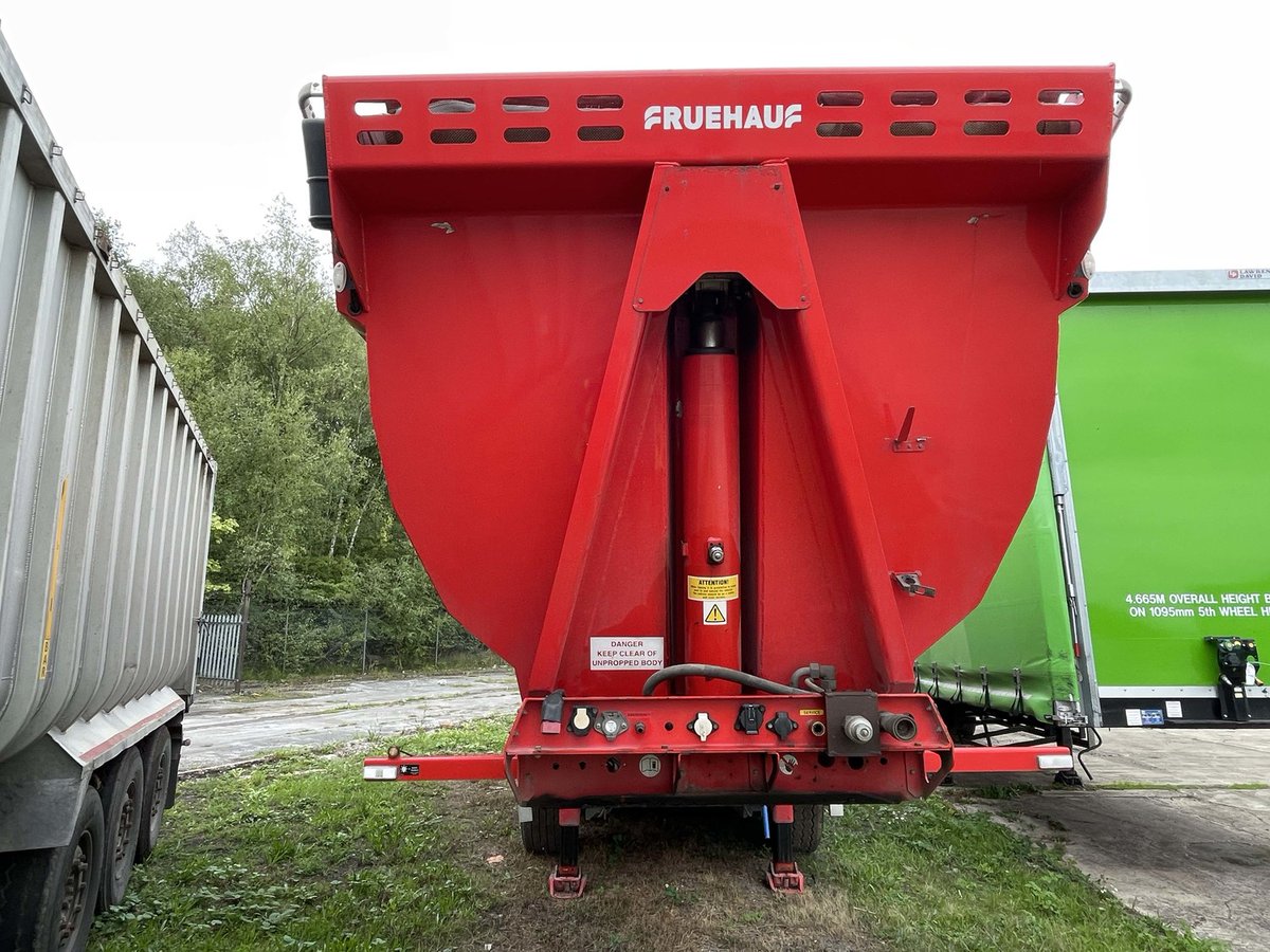MVCommercial's tweet photo. Upgrade your hauling game with the Fruehauf 8.8m Steel Hardbox Halfpipe Tipping Trailer! With hyd rear drive axle, 3 axles, and on board weigher, it can handle even the heaviest loads with ease. Check it out now >  https://t.co/h4cvjcWRuY

#tippingtrailer #hauling #FruehaufFriday https://t.co/WAwjqgjFEf