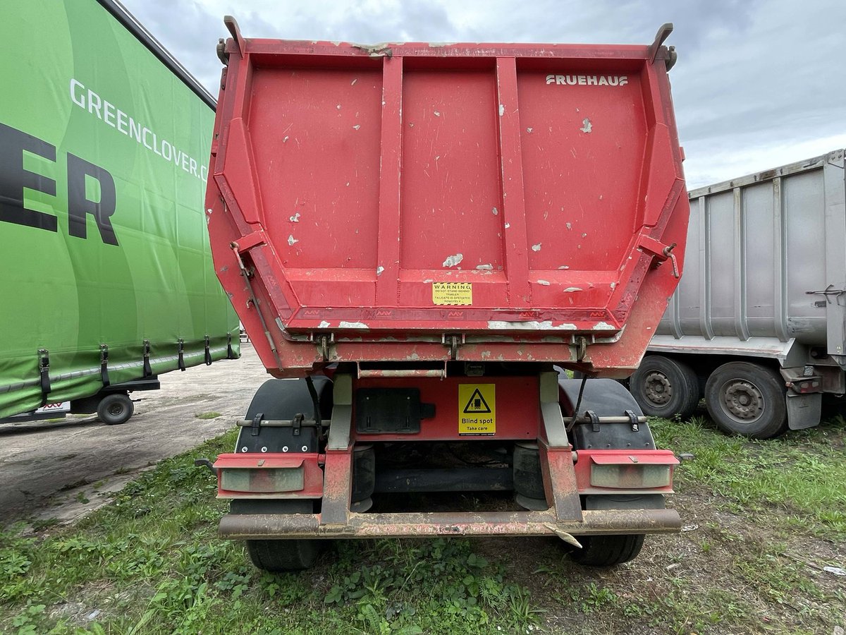 MVCommercial's tweet photo. Upgrade your hauling game with the Fruehauf 8.8m Steel Hardbox Halfpipe Tipping Trailer! With hyd rear drive axle, 3 axles, and on board weigher, it can handle even the heaviest loads with ease. Check it out now >  https://t.co/h4cvjcWRuY

#tippingtrailer #hauling #FruehaufFriday https://t.co/WAwjqgjFEf