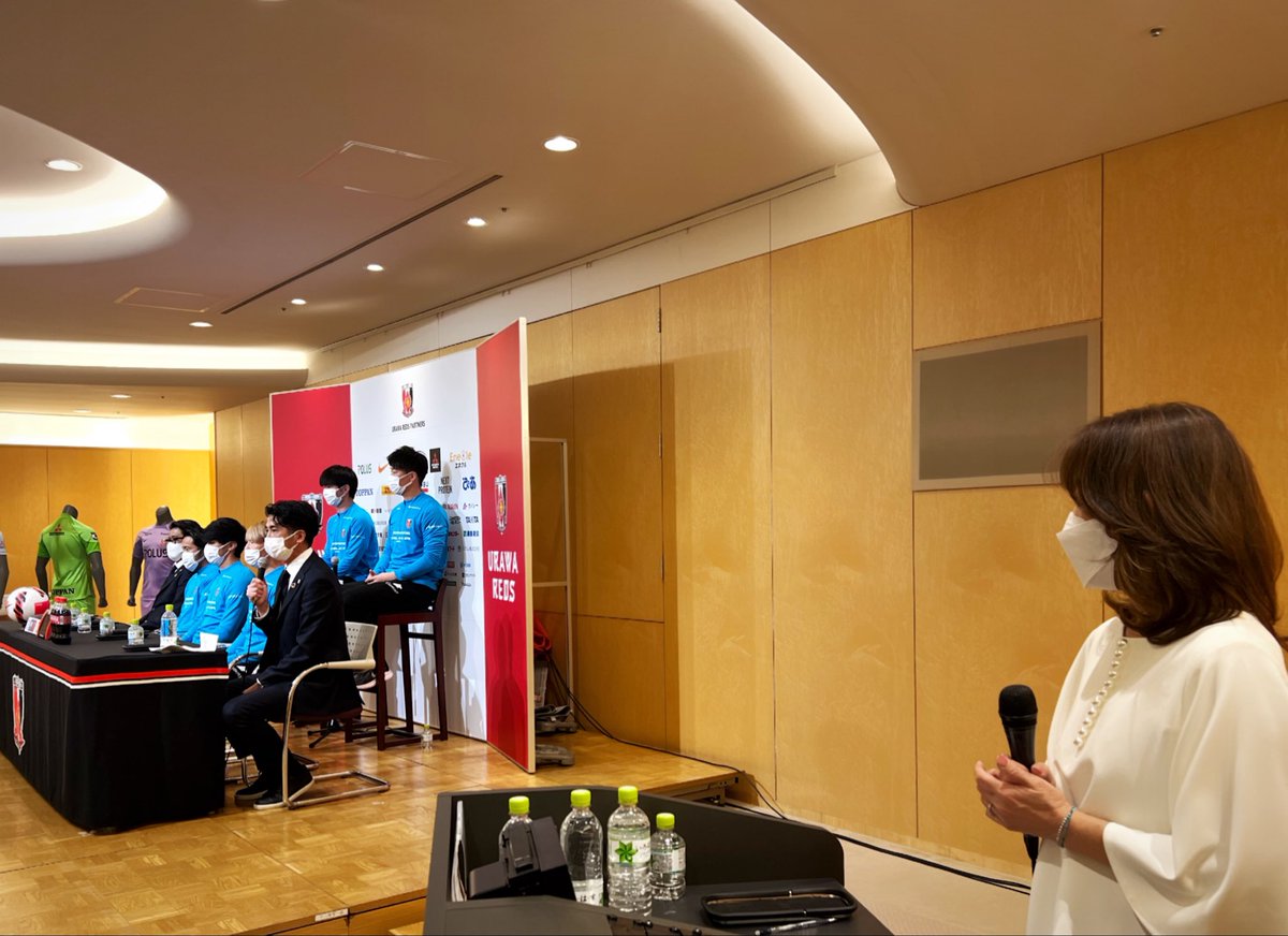 asainatsumi20's tweet photo. 2023シーズン新体制発表記者会見
でした。
スコルツァ監督 大きかったです。
会見後 土田SDが俺より大きな監督
初めてだよっといってました笑
36歳で新加入って!と照れてた興梠選手と 同期🤣の皆さんのインタビューはarchiveで残ってるようなのでご覧くださいね
#urawareds
#wearereds
#2023start https://t.co/716tL0nPzH