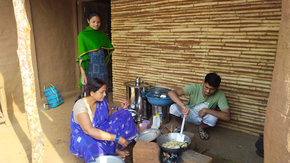 dhurwadera's tweet photo. Exchange of culture is one of the most interesting features of hosting guests. Learning a few and exchanging a few culinary techniques with our guests. 

#dhurwaderahomestay #homestaysofindia #dhurwatribe #sustainabletourism #kangervalley #indiatourism #chhattisgarhtourism https://t.co/o99UdmmxQM