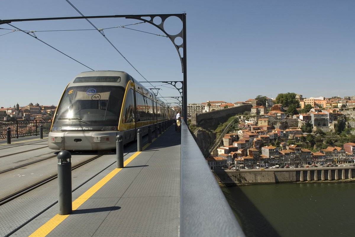 MetrodoPorto's tweet photo. #throwback2003
Neste mês de Janeiro, há 20 anos, iniciava-se a operação comercial do Metro do Porto. https://t.co/UEpI7ByDJm