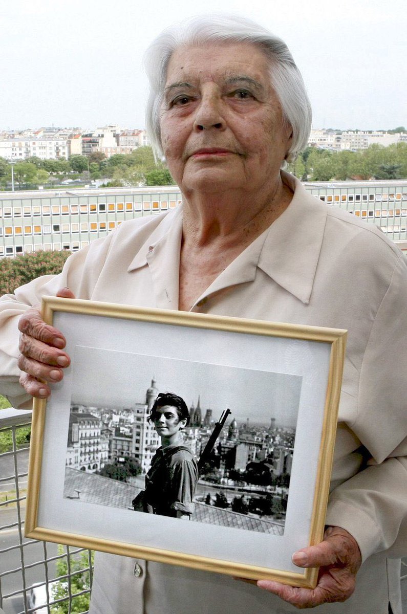 joan_vdg's tweet photo. #taldiacomavui de 2014 moria a París, amb 94 anys, Marina Ginestà.

Més enllà de la icònica foto a l’hotel Colon, fou militant de les JSUC, periodista, traductora del Pravda i autora de diverses novel·les.

La seva vida estaria marcada per l’exili i el compromís antifeixista https://t.co/lXdeTgf17R