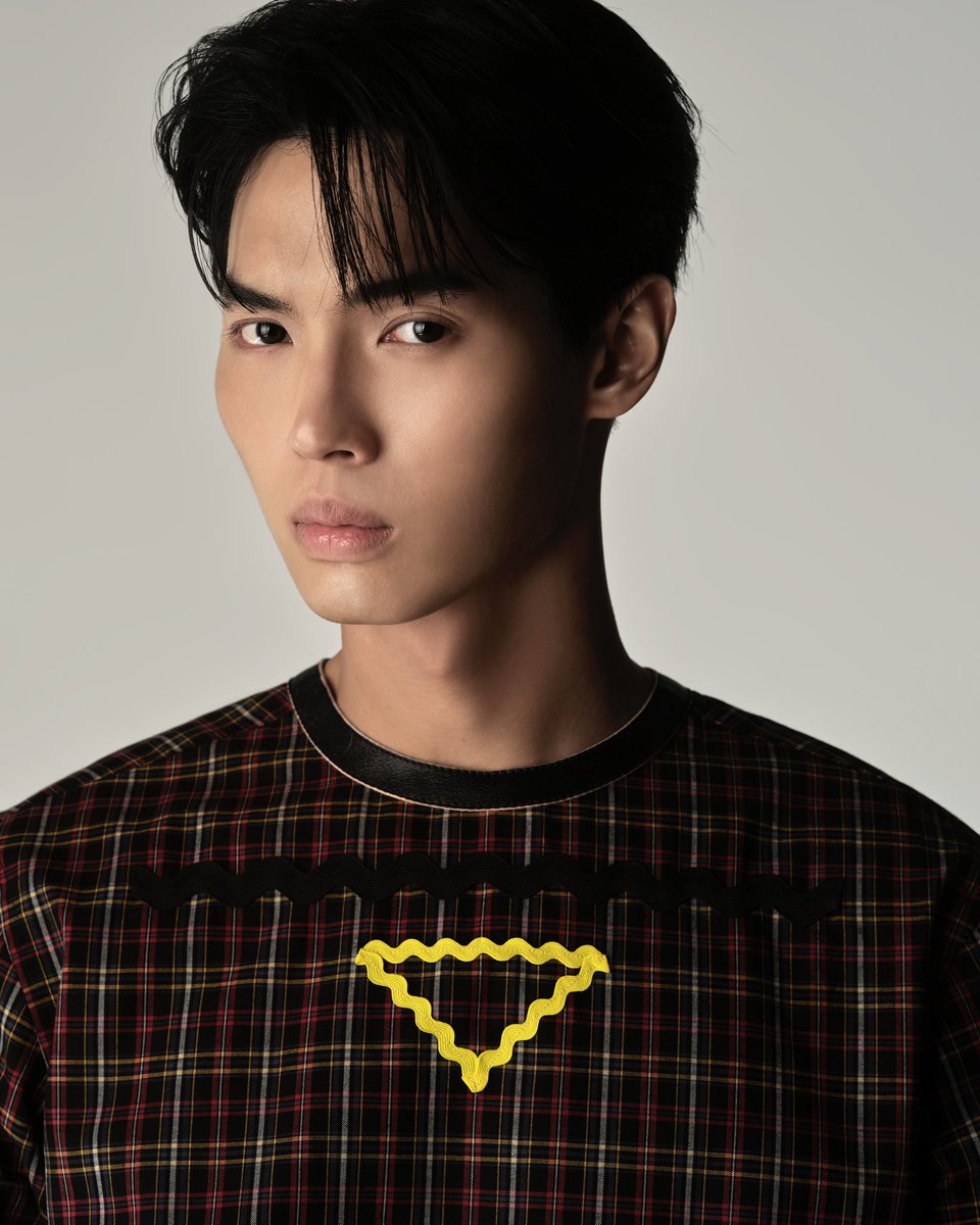 VogueThailand's tweet photo. Breaking News! @winmetawin ขึ้นแท่นแบรนด์แอมบาสเดอร์คนใหม่ของแบรนด์ @Prada ซึ่งก่อนหน้านี้วินมีส่วนร่วมกับอีเวนต์สำคัญของแบรนด์อยู่เสมอโดยวินจ��เริ่มทำหน้าที่ในฐานะคนสำคัญของแบรนด์ในการบินไปชมโชว์คอลเล็กชั่นฤดูใบไม้ร่วง/ฤดูหนาว 2023 ณ กรุงมิลาน #วินเมธวิน #winMetawin #prada https://t.co/4x4KS3YDaM