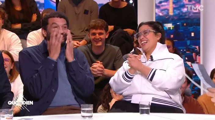 Delcroixx's tweet image. « Mais qu'est-ce qu'on fout là tous les deux ? » : #RamzyBedia mal à l'aise face à sa petite sœur Melha sur le plateau de « #Quotidien » tvmag.lefigaro.fr/programme-tv/a… via @Figaro_Culture