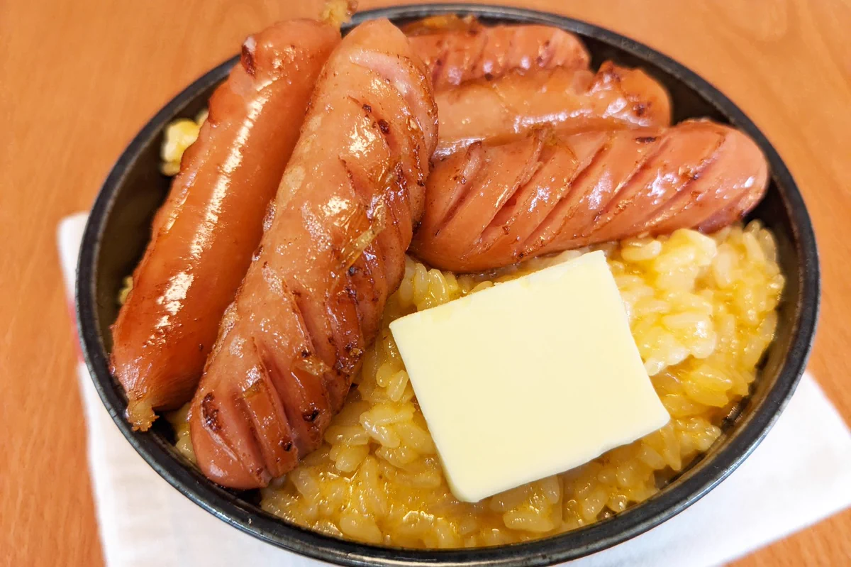 卵かけご飯がコッテリに大変身！？「ニンニクバターウインナーTKG」。