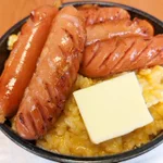 卵かけご飯がコッテリに大変身!？「ニンニクバターウインナーTKG」。