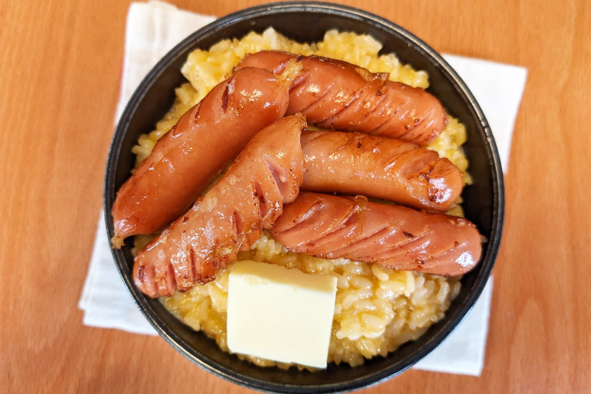 卵かけご飯がコッテリに大変身！？「ニンニクバターウインナーTKG」。