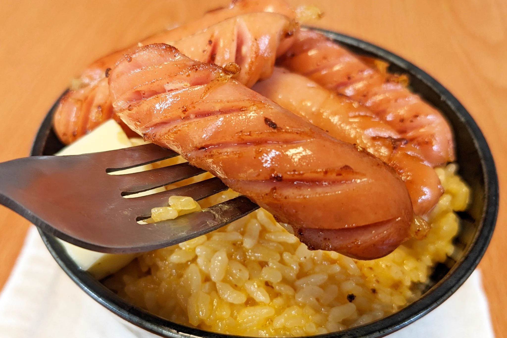 卵かけご飯がコッテリに大変身！？「ニンニクバターウインナーTKG」。