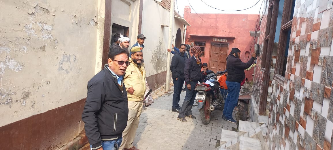 #MTRES060123 मथुरा ग्रामीण उपकेंद्र गोकुल के ग्राम-महावन में किये जा रहे #NEVARPAID सयोजनों का उपखंड अधिकारी  सचिन जी द्वारा निरीक्षण किया गया और संयोजन विच्छेदन की कार्यवाही की गयी | <a href="/EMofficeUP/">Energy Minister Office UP</a> <a href="/UPPCLLKO/">UPPCL</a> <a href="/UppclChairman/">CMD UPPCL</a> <a href="/DvvnlDirComm/">DVVNL DIRECTOR COMMERCIAL</a> <a href="/DvvnlDirectorT/">Dvvnl Director Technical, B M Sharma</a> @SE_EDC2_Mathura <a href="/MDDVVNL/">MD DVVNL AGRA</a>