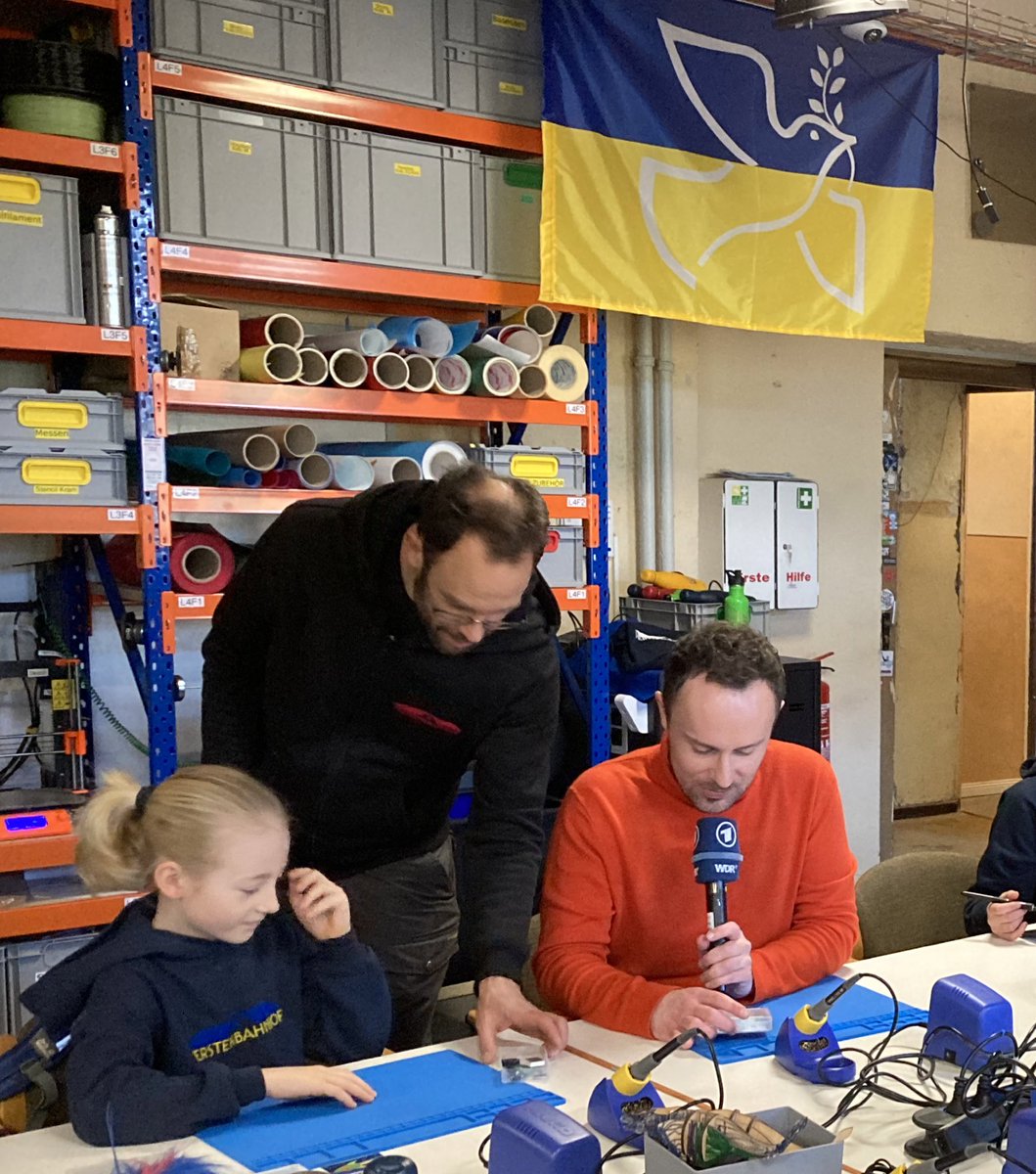 Update: den @ardmoma Beitrag findet Ihr hier:

und nun wisst Ihr auch, was der @ardmoma Reporter Thomas mit Jorik im <a href="/verstehbahnhof/">@verstehbahnhof@chaos.social</a> gelötet hat: eine Mini <a href="/blinkenrocket/">blinkenrocket</a>! Das perfekte Einsteigerprojekt… /6