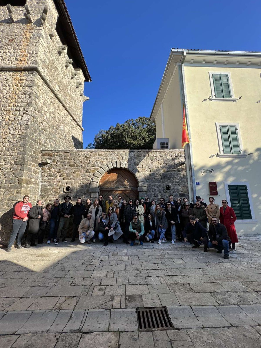 XeniaMNE's tweet photo. Predivni govori ispred Buće u Tivtu. Dostojanstveni i argumentovani odgovor poslenika kulture jeftinom politikanstvu. A u publici doajeni teatrea ruku pod ruku sa novim generacijama. Puno mi je srce jer postoji i ona Crna Gora koja stavlja kulturu ispred političkih interesa ❤️ https://t.co/EnGtt5Zwac