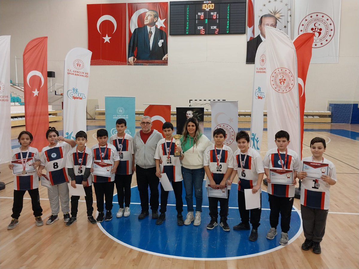 AtaturkGerze's tweet photo. Nerede Kalmıştık!
Küçükler Hentbol İl Birinciliğinde Kız Takımımız İL BİRİNCİSİ, Erkek Takımımız İL İKİNCİSİ Olmuştur. Şampiyon Takımımız İlimizi bölge finallerinde temsil edecektir. Öğrenci ve Hocalarımızı tebrik ederiz. @GerzeMEM @sinopilmem https://t.co/3ovkePc5SG