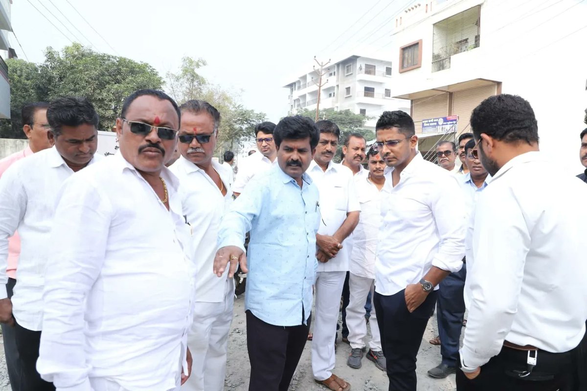 Ykshirsagar81's tweet photo. याप्रसंगी सहकाऱ्यांसमवेत भेट देवून चालू असलेल्या कामाचा आढावा घेतला व पाहणी केली. काम सुरू असताना नागरिकांनी सहकार्य करून रस्ता पक्का होईपर्यंत काळजी घ्यावी असे आवाहन केले. (2/2)
#विकासकामे #developing #development #road #finallayer #work #भेट #आढावा #पाहणी https://t.co/4egYNg1nxH
