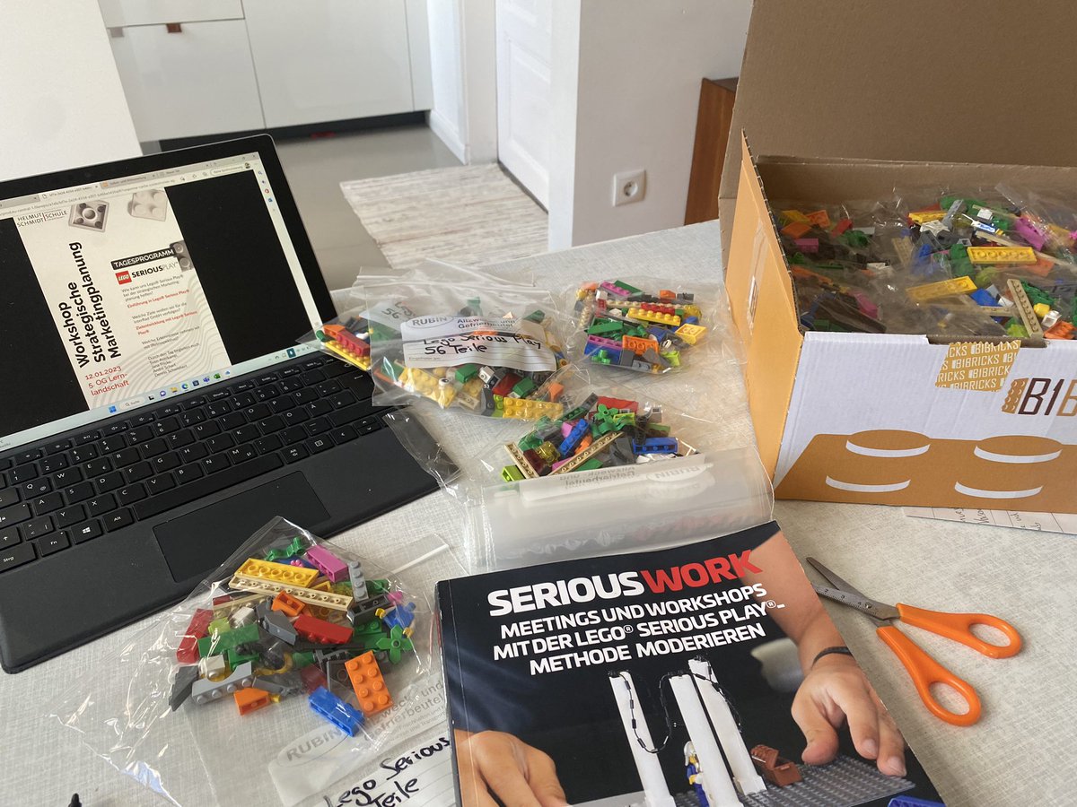 Vorbereitungen für den Workshop *Strategische Marketingplanung* im Lernfeld 5 (Büromanagement) an der #helmutschmidtschule Einsatz von #legoseriousplay #designthinking Begleitet durch <a href="/anscharf/">Andre Scharf (@anscharf@mastodon.social)</a> JanaFricke und <a href="/SvenAverkamp/">Sven Averkamp</a> #twlz #hbedu #bbs #agil