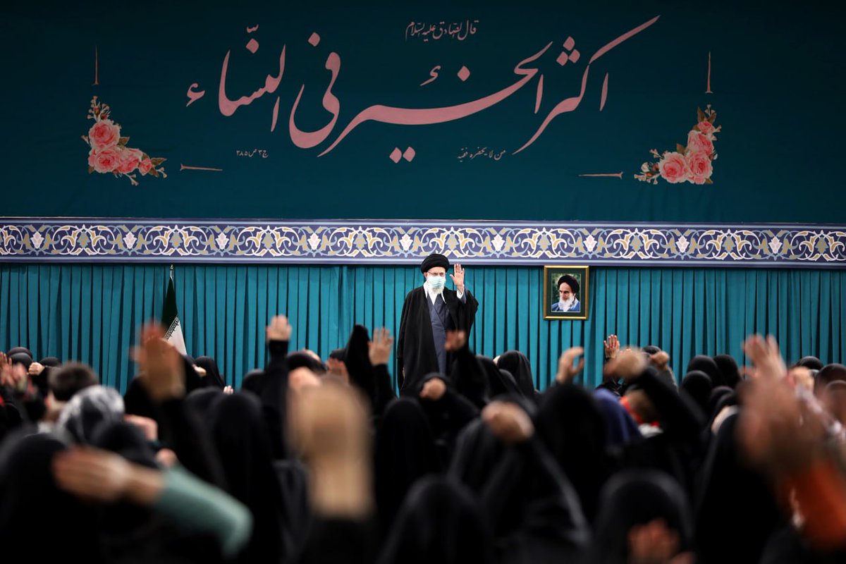 Ansari1401's tweet photo. #رهبرانقلاب در دیدار بانوان:حجاب یک ضرورت شرعی است اما کسی نباید خانمهایی را که حجاب کامل ندارند متهم به بی‌دینی و ضدانقلابی کند اینها که حجاب کاملی ندارند دخترهای خودمان‌اند
بدحجابی یا ضعف حجاب درست نیست اما این موجب نمی‌شود که ما این را از حوزه‌ی دین و انقلاب خارج بکنیم https://t.co/4THYrPUSvm