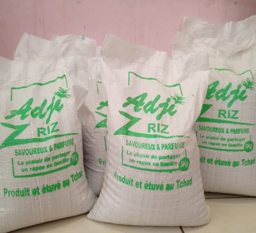 AdjiRiz's tweet photo. Chaque jour, nous travaillons à vous offrir un riz local de qualité, en quantité, pour votre maison.
C'est donc avec un réel plaisir que nous annonçons que #Adjiriz est désormais disponible en sac de 5kg et 10kg. https://t.co/D4K2qtM32t